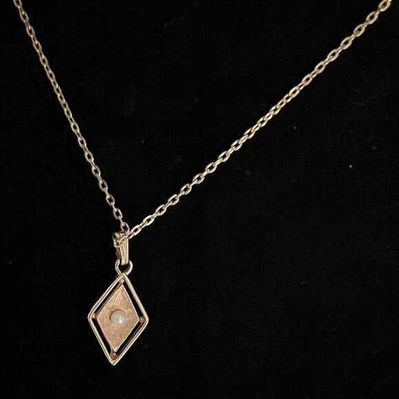 Vintage Sarah Coventry Pearl Pendant Necklace Gold-Tone Diamond Shape - Picture 1 of 2